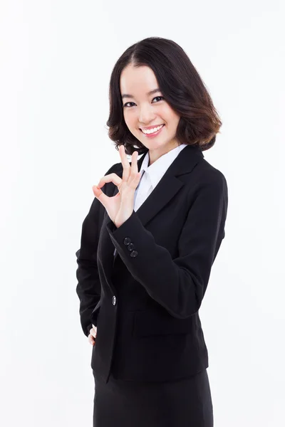 Unga asiatiska affärskvinna visar okej tecken — Stockfoto