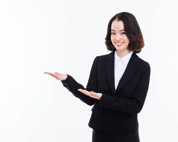 Asiatische Geschäftsfrau zeigt Leerstelle auf — Stockfoto