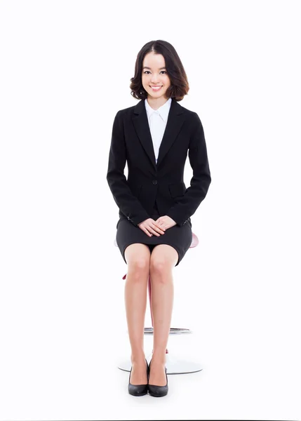 Młody azjatycki biznes kobieta siedzi na krześle. — Zdjęcie stockowe