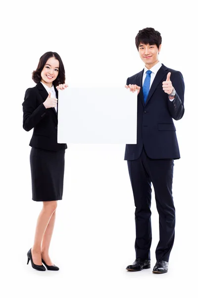 Casal de negócios segurando um banner add . — Fotografia de Stock