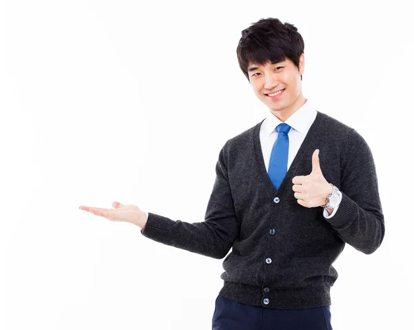 bir şey gösteren genç Asyalı iş adamı