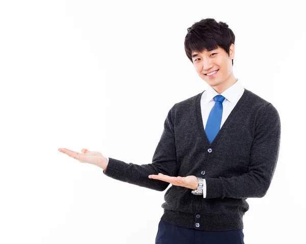 Молодой азиатский бизнесмен что-то показывает — стоковое фото