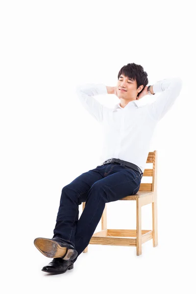 Молодой азиат думает на стуле . — стоковое фото