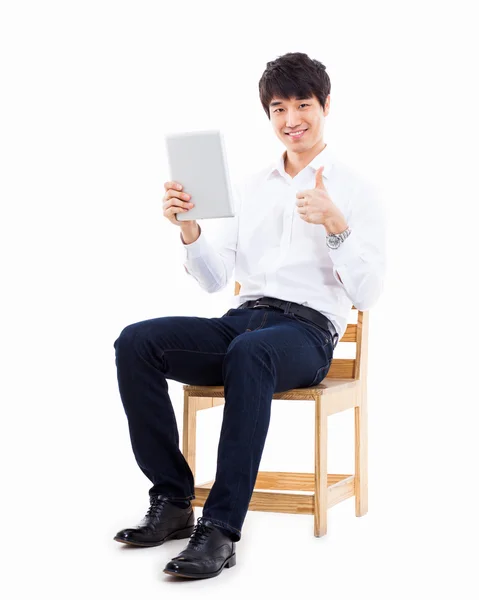 Junge asiatische Mann mit einem smarten Pad PC — Stockfoto