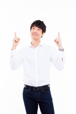 Genç Asyalı adam baş göstermiştir.