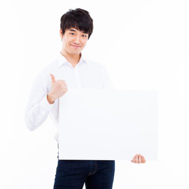 bir paneli kartı gösteren genç Asyalı adam