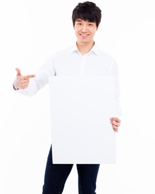 bir paneli kartı gösteren genç Asyalı adam