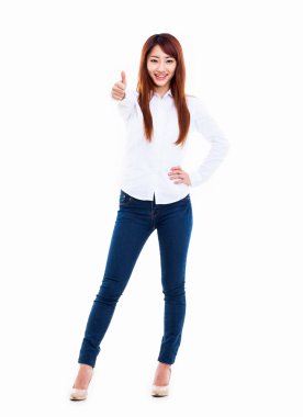 Genç Asyalı kadın gösteren başparmak.