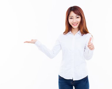 Asyalı kadın bir şey sunmak.