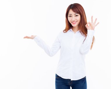 Asyalı kadın bir şey sunmak.