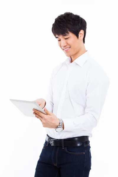 Joven asiático hombre tener un smard pad PC — Foto de Stock