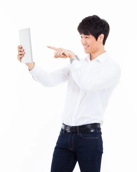 Junge asiatische Mann mit einem smarten Pad PC — Stockfoto