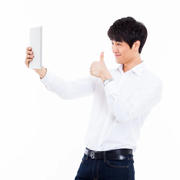 Joven asiático hombre tener un smard pad PC —  Fotos de Stock