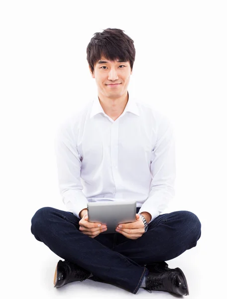 Молодой азиат с умным планшетным компьютером — стоковое фото