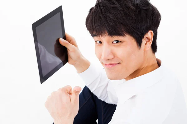 Giovane asiatico uomo avendo un smard pad PC — Foto Stock