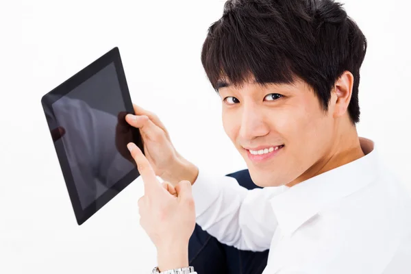 Jeune asiatique homme ayant un smard pad PC — Photo