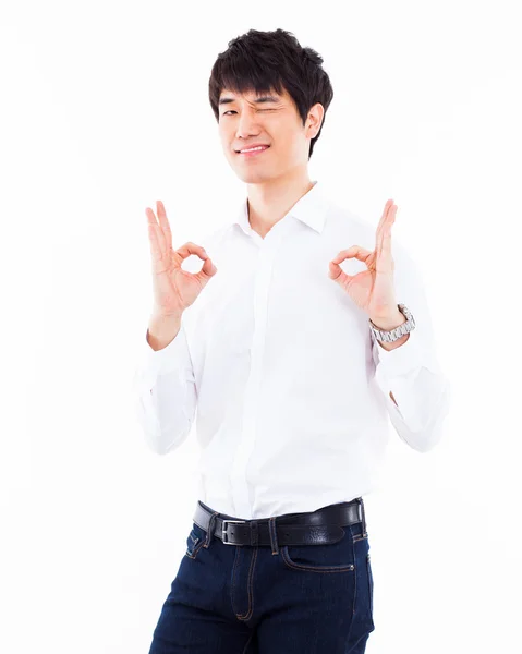 Junger asiatischer Mann zeigt Okay Zeichen. — Stockfoto