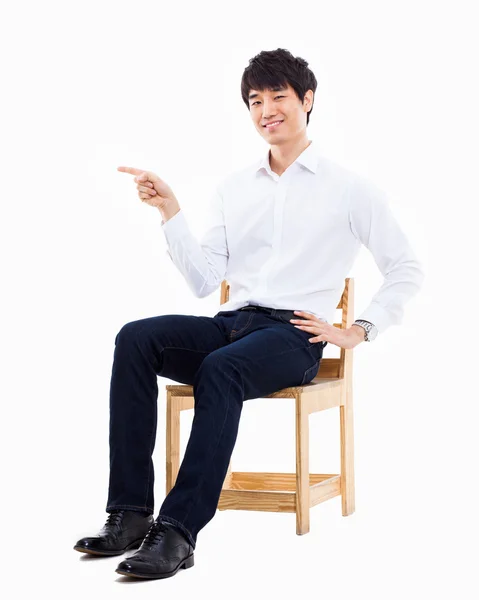 Asyalı adam bir şey sunmak