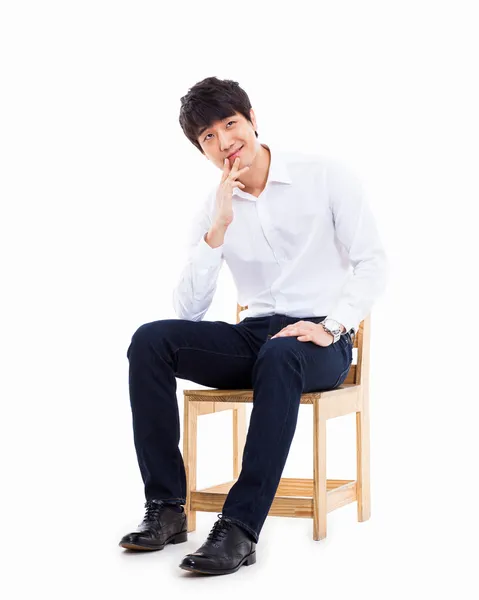 sandalyenin üstünde düşünme genç Asyalı adam.