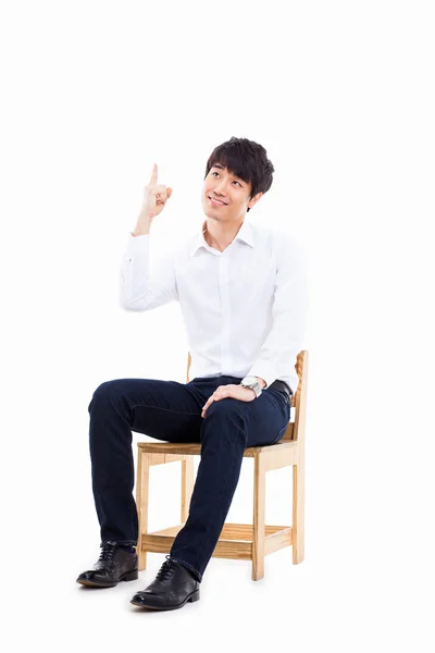 sandalyenin üstünde düşünme genç Asyalı adam.