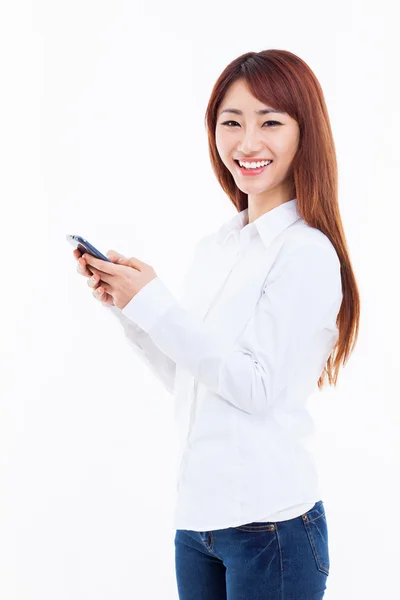 Bir akıllı telefon kullanan genç Asyalı kadın. — Stok fotoğraf
