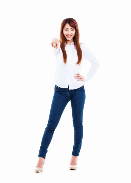 Junge asiatische Frau zeigt Ihnen — Stockfoto