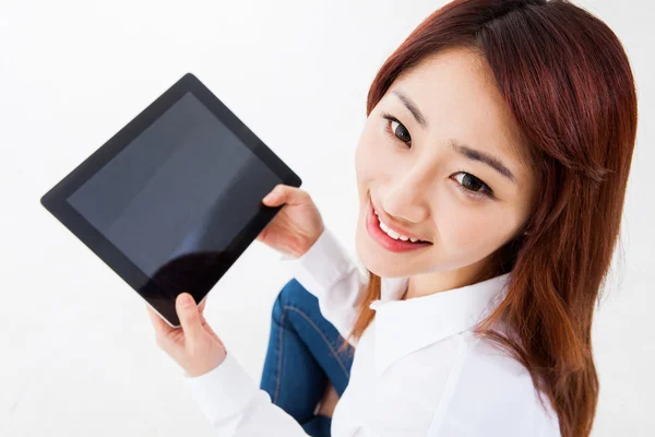 Vrouw met tabletcomputer. — Stockfoto