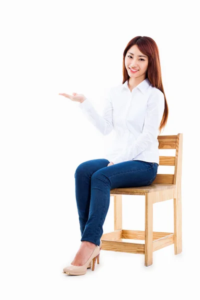 Asiatisk kvinna presentera något. — Stockfoto