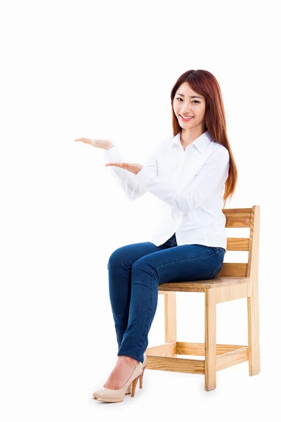 Mujer asiática presente algo . —  Fotos de Stock