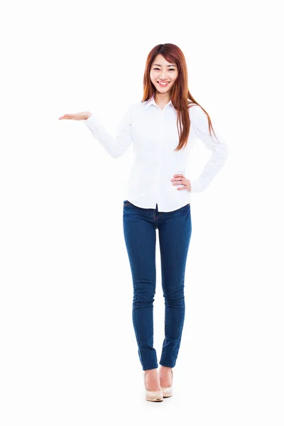 Aziatische vrouw voorstellen iets. — Stockfoto