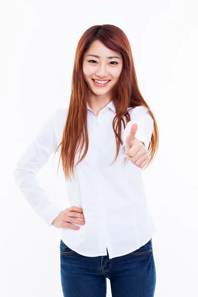 Ung asiatisk kvinna visar tummen. — Stockfoto