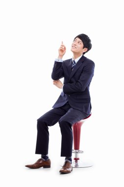 bir şey gösteren genç Asyalı iş adamı