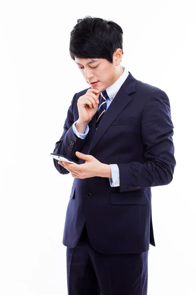 Azjatycki biznes człowiek z cellphone. — Zdjęcie stockowe