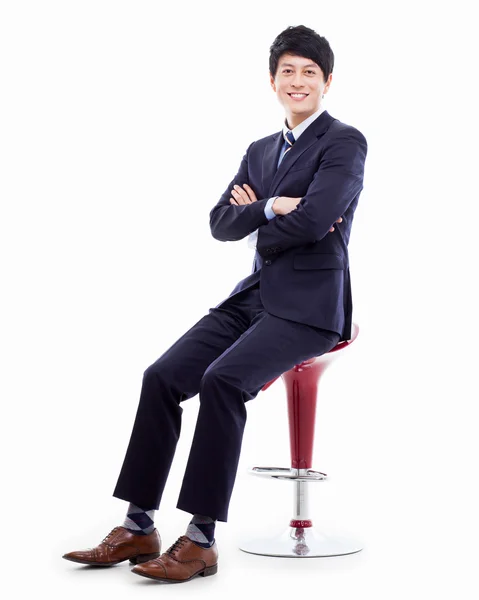 Jeune homme d'affaires asiatique assis sur la chaise . — Photo