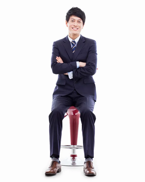 Joven asiático hombre de negocios sentado en la silla . — Foto de Stock