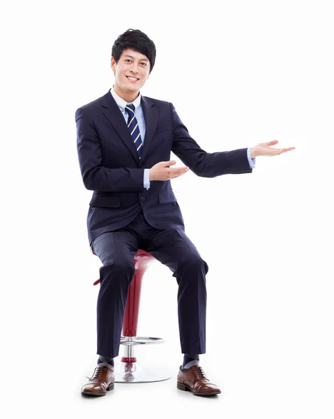 Młody azjatycki biznes człowiek pokazano coś — Zdjęcie stockowe