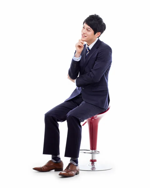 Jovem homem de negócios asiático sentado na cadeira — Fotografia de Stock