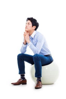 sandalyenin üstünde düşünme genç Asyalı adam.
