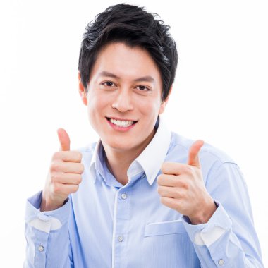 Genç Asyalı adam gösteren başparmak.