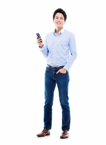 Asijský mladík pomocí telefonu — Stock fotografie