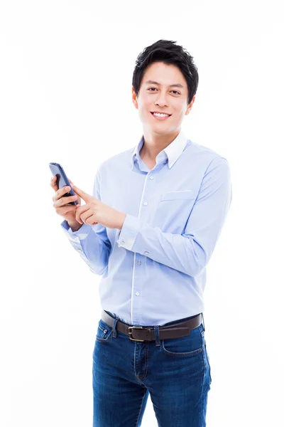 Giovane asiatico uomo utilizzando telefono — Foto Stock