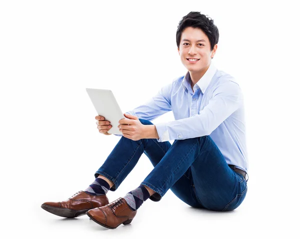 Junge asiatische Mann mit einem smarten Pad PC — Stockfoto