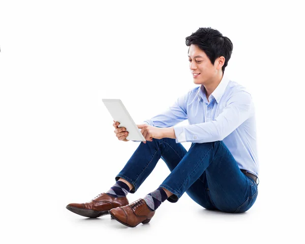 Junge asiatische Mann mit einem smarten Pad PC — Stockfoto