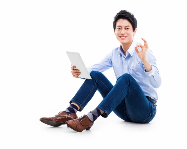 Junge asiatische Mann mit einem smarten Pad PC — Stockfoto