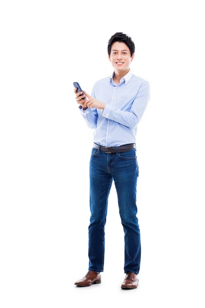 Jonge Aziatische man met behulp van telefoon Stockfoto