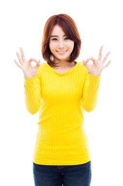 iyi bir el hareketi ile sevimli kadın