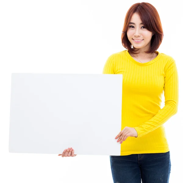 Beyaz borad tutan genç Asyalı kadın