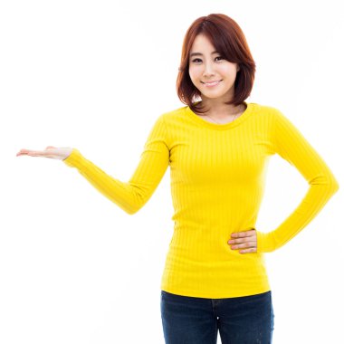 Asyalı kadın bir şey sunmak.