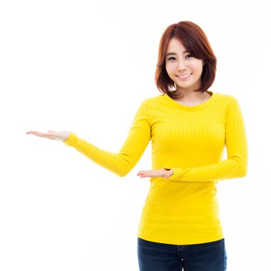 Asyalı kadın bir şey sunmak.