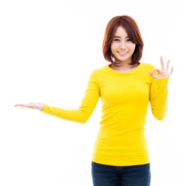 Asyalı kadın bir şey sunmak.